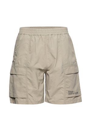 Beige cargoshorts med elastisk linning, sidelommer med klap, og sort tekst "HALO 196819721981" på det nederste højre ben.