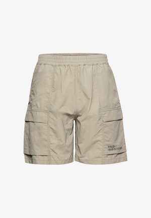 Beige Cargo-Shorts mit elastischem Bund, seitlichen Klappentaschen und schwarzem Schriftzug "HALO 196819721981" am unteren rechten Bein.