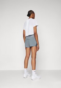 Nike Performance SWIFT SHORT - Sport rövidnadrágok - smoke grey/reflective silver