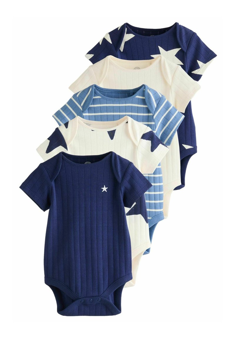 Fem kortärmade baby bodysuits i olika nyanser av blått och grädde, med ribbat mönster, stjärnmönster och randiga designer.