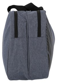 Blå tygryggsäck med två dragkedjor, med ett strukturerat grått mönster på ena sidan och svarta accenter längs basen.
