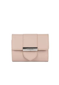 Portafoglio in pelle beige con chiusura a patta, caratterizzato da un dettaglio hardware in tonalità argento e cuciture decorative lungo i bordi.