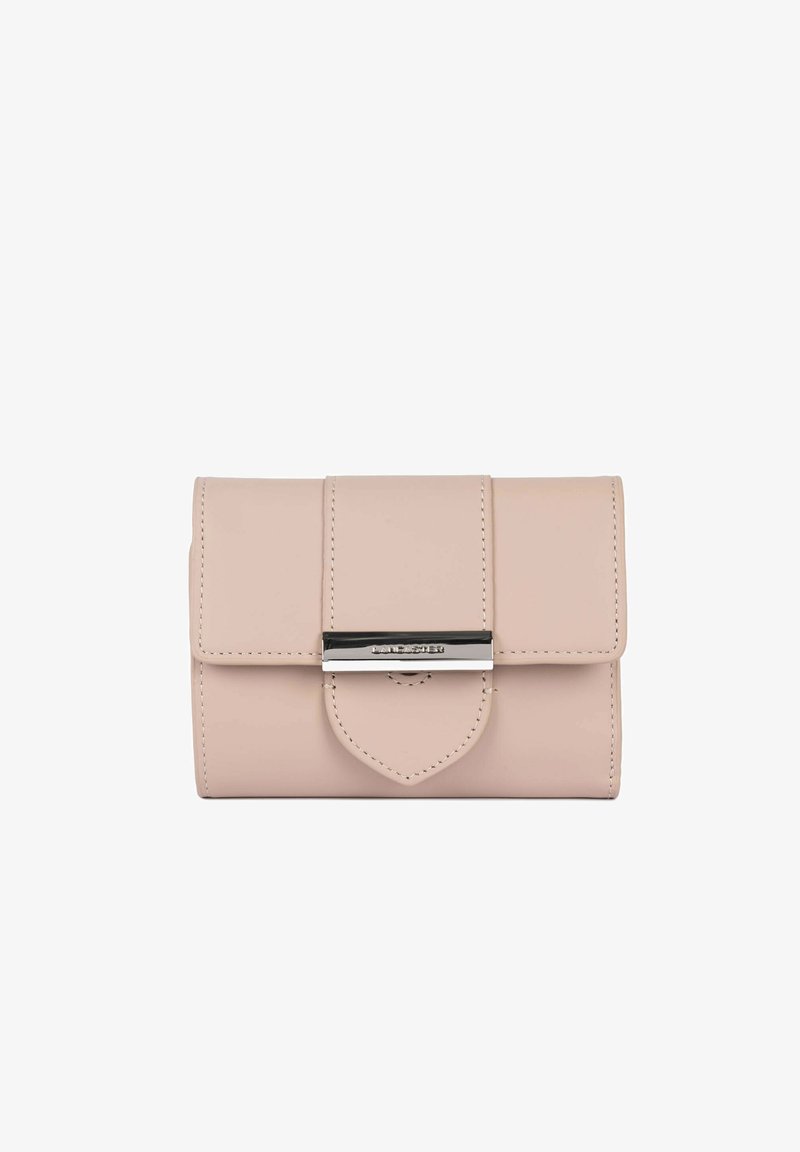 Portafoglio in pelle beige con chiusura a patta, caratterizzato da un dettaglio hardware in tonalità argento e cuciture decorative lungo i bordi.