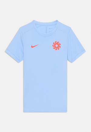 Svetlo modrá športová košeľa s krátkym rukávom vyrobená z hladkej látky. Na prednej strane sa nachádza oranžové logo Nike a špirálový dizajn. Klasický okrúhly výstrih.
