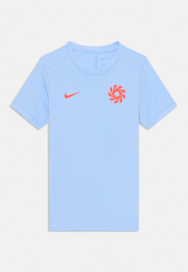 Gaiši zils īsām piedurknēm sporta krekls, kas izgatavots no gludas auduma. Uz priekšas ir oranžs Nike logos un spirālveida dizains. Klasiķa apaļais kakls.