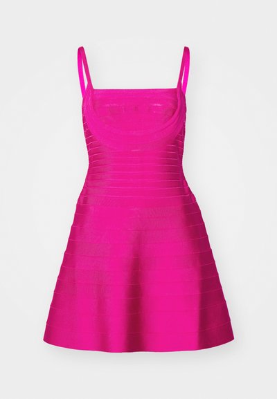 Εφαρμοστό ροζ φόρεμα με στρογγυλή λαιμόκοψη, λεπτές τιράντες και φουσκωτό φούστα; διαθέτει υφή με ραβδωτό ύφασμα και κατακόρυφες ρίγες.