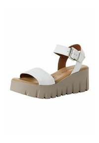 Weiße Plattform-Sandalen mit einem glatten Lederoberteil, verstellbarem Knöchelriemen mit silberner Schnalle und einer klobigen beige Sohle mit Rillen.