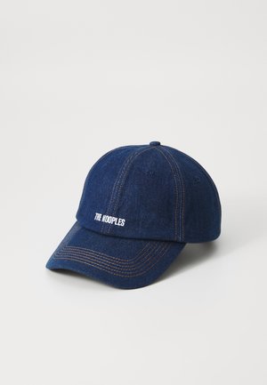 Denim kapa za baseball v temno modri barvi z belim vezenim logotipom. Ima kontrastne oranžne šive in strukturiran vizir.