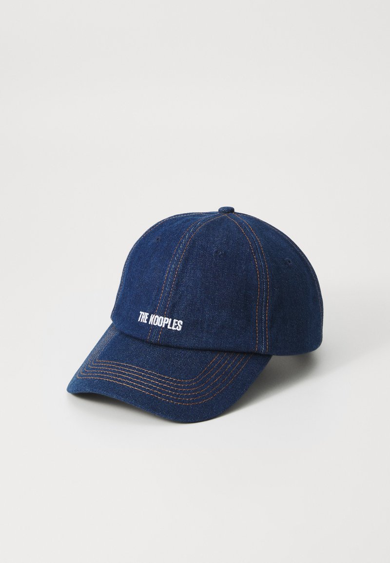 Căciulă de baseball din denim de culoare albastru închis, cu logo brodat alb. Prezintă cusături contrastante de culoare portocalie și o viziera rigida.