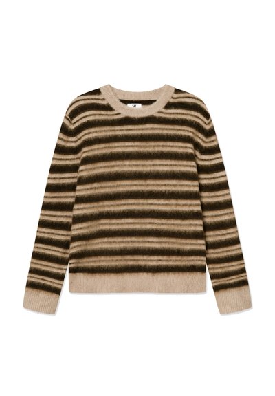 Pull rayé beige et marron foncé, en matériau doux, avec un col rond et des manches longues.