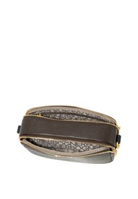 Borsa cosmetica in pelle marrone con zip dorata, dotata di due scomparti e una fodera interna a motivo. Texture liscia e design elegante.