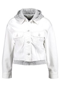 Chaqueta vaquera corta blanca con capucha de tela gris, dos bolsillos frontales con cierre de botón y un bajo sin rematar para un diseño casual.