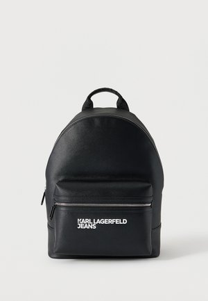 Sac à dos noir Karl Lagerfeld Jeans avec une poignée supérieure, une fermeture éclair incurvée et une poche avant zippée, sur fond clair.
