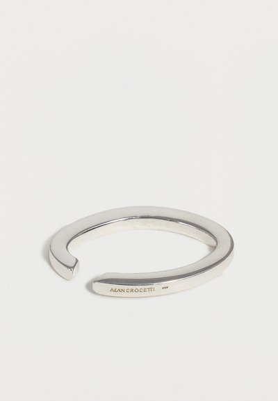 Ανοιχτό περιλαίμιο από γυαλισμένο ασήμι με χαραγμένο «ALAN CROETTI 925» στη μία πλευρά, εμφανιζόμενο σε λευκό φόντο.