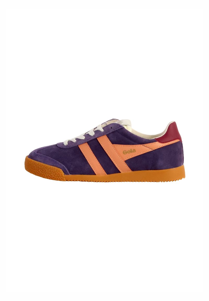 Baskets décontractées en daim violet avec des rayures orange, semelle en gomme, lacets blancs et languette rouge au talon, vue de côté.