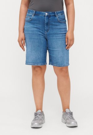 ONLY Carmakoma CARWILLY - Džinsiniai šortai - medium blue denim
