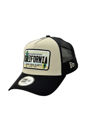 Casquette de baseball en mesh beige et noir avec écusson California, logo New Era et sangle réglable.