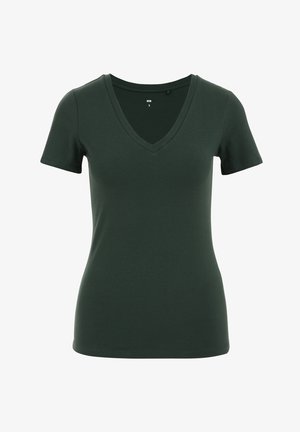 Tummanvihreä V-pääntie t-paita, joka on valmistettu pehmeästä puuvillasekoitekankaasta; lyhyet hihat, normaali istuvuus, saumaton kaula-aukko ja suljettu helma.