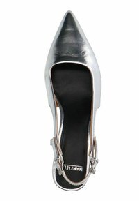 Zilveren puntige schoen met een open hiel, voorzien van een slank metallic oppervlak, zwarte binnenzolen en een dunne enkelband met een gesp.