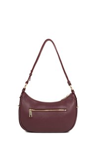 Borsa in pelle bordeaux con forma curvata, dettagli in hardware dorato e una tasca frontale con zip. Include una tracolla regolabile.