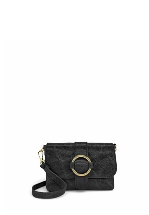 Sac bandoulière en cuir texturé noir avec boucle circulaire dorée et sangle ajustable sur fond blanc.