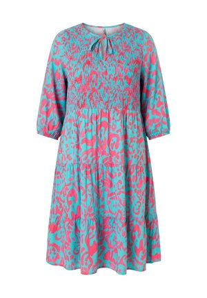 Sininen ja vaaleanpunainen abstrakti eläinkuosinen kerroksellinen mekko, jossa on 3/4-hihat, smokkaukset yläosassa ja avonainen kaula-aukko nyörisoljella.