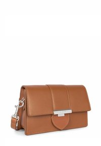 Borsa a mano in pelle marrone con design a patta, hardware in argento e dettaglio a forma di cuore. Texture liscia e forma rettangolare.