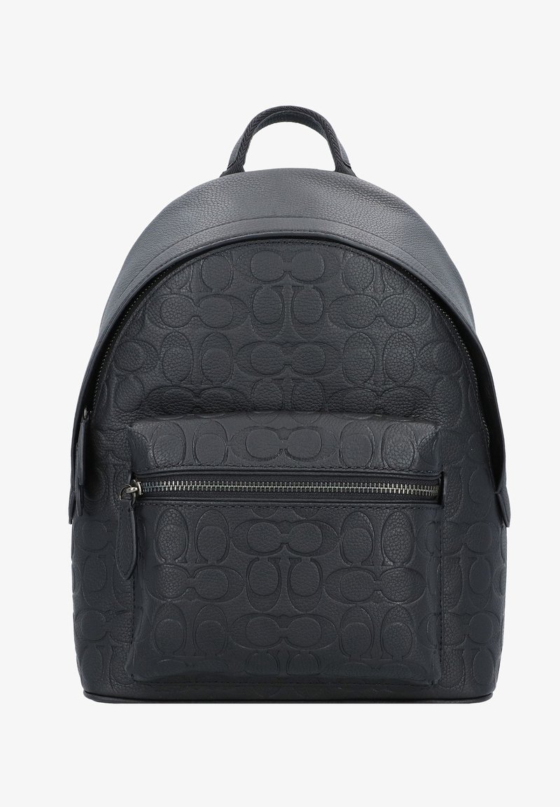 Sac à dos en cuir noir avec motif répétitif embossé, poche avant zippée et poignée de transport supérieure.