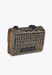 Petit sac à épaule noir et doré texturé avec une bandoulière en chaîne et une étiquette "Kurt Geiger London" sur le rabat avant.