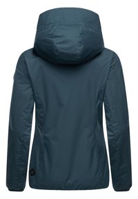 Mörk teal jacka med huva, långa ärmar och en slät, vattenavvisande yta. Inkluderar en logodetalj nära fållen.