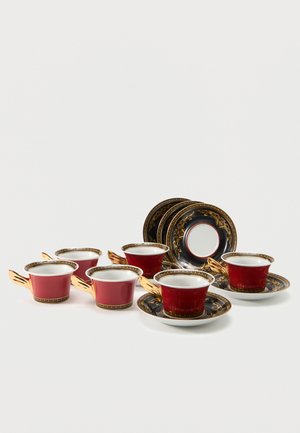 Ensemble de six tasses à thé en porcelaine rouge et noire avec des anses dorées ornées et des soucoupes assorties sur une surface blanche.