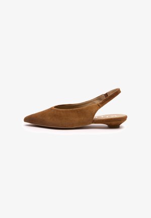 Hnedé semišové balerínky s remienkom na päte, so špičatou špičkou a nízkym podpätkom. Majú výrezy v dizajne a textúrovanú vnútornú podšívku s logom značky.