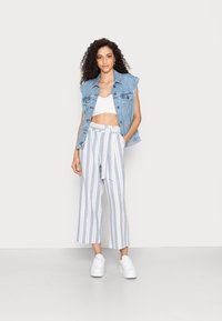 ONLY ONLCARO BLEND BELT CULOTTE  - Calças - cloud dancer gray