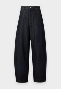 Sötét farmernadrág laza szabással, magas derékkal és kontrasztos narancssárga varrással. Elöl gombos záródás és oldalzsebek jellemzik.