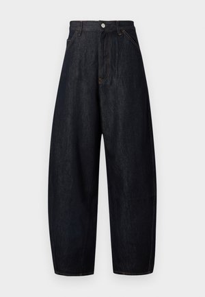 Pantalones de mezclilla oscuros con un corte holgado, cintura alta y costuras naranjas contrastantes. Incluyen cierre frontal con botones y bolsillos laterales.