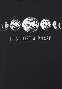 Phases de la lune en blanc, du croissant au plein, puis de nouveau en croissant sur fond noir, avec le texte « CE N'EST QU'UNE PHASE » sous les lunes.
