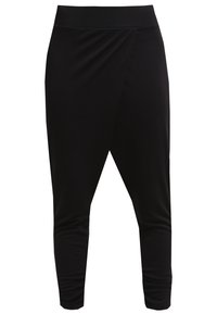 Czarne spodnie 3/4 wykonane z miękkiego, elastycznego materiału. Posiadają szeroki pas i zwężane kostki, oferując luźny krój oraz zwiewny design.