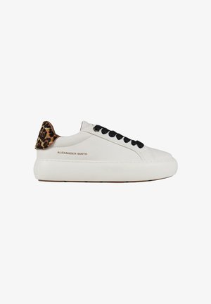 Sneakers bianchi in pelle con tallone leopardato, lacci neri e suola spessa bianca. Presentano il testo "ALEXANDER SMITH" sul lato.