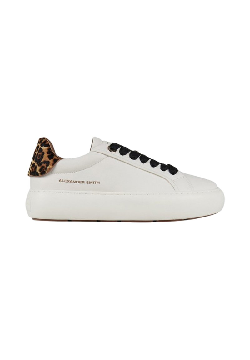 Hvide lædersneakers med en leopardmønstret hæl, sorte snørebånd og en kraftig hvid sål. Har teksten "ALEXANDER SMITH" på siden.