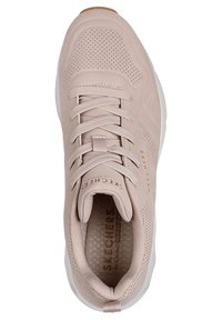 Helle rosa Sneaker mit einer strukturierten Oberseite, durchbrochener Gestaltung und weißer Sohle. Verfügt über flache Schnürsenkel und eine geformte Zehenkappe. Komfort-Branding sichtbar.