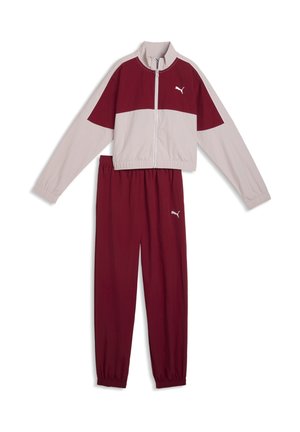 Survêtement deux pièces Puma bordeaux et beige avec veste zippée et taille et poignets élastiques, présenté à plat sur fond blanc.