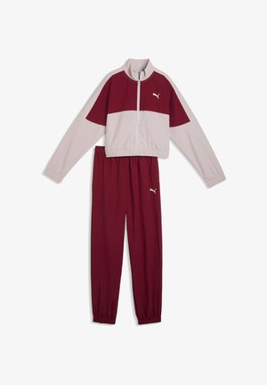 Survêtement deux pièces Puma bordeaux et beige avec veste zippée et taille et poignets élastiques, présenté à plat sur fond blanc.
