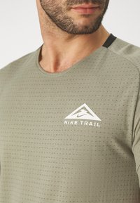 Nike Performance SOLAR CHASE - Športne majice - dark stucco/summit white
