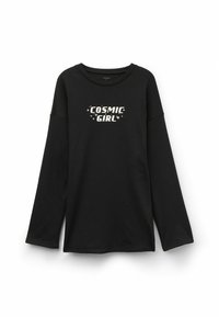 Černý pulovr s dlouhými rukávy, kulatým výstřihem a oversized střihem. Na přední straně je nápis "COSMIC GIRL" v bílé a růžové barvě se hvězdnými akcenty.