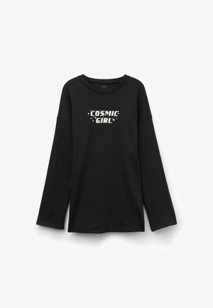 Sudadera negra de manga larga con escote redondo y corte holgado. En la parte frontal aparece el texto "COSMIC GIRL" en blanco y rosa, con acentos de estrellas.