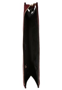 Portafoglio con zip color bordeaux, caratterizzato da un interno liscio con una fodera nera e una tasca laterale; zip dorata e cuciture dettagliate lungo i bordi.
