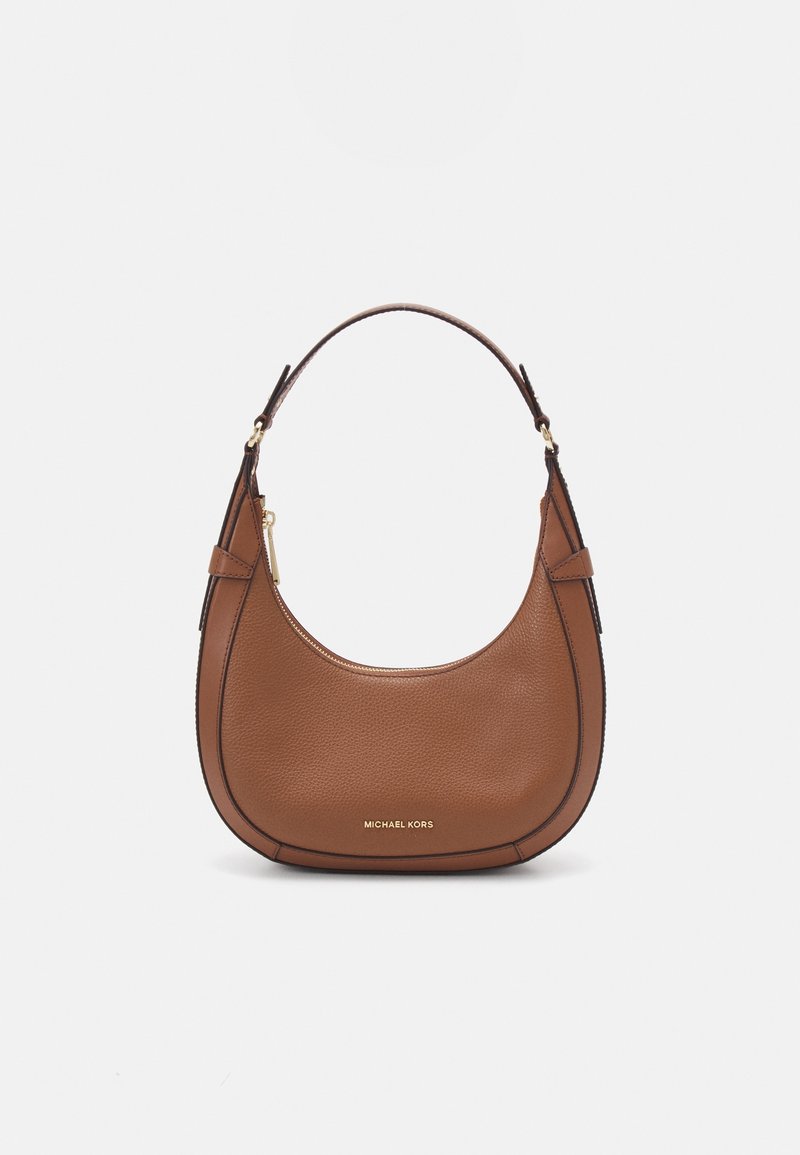 Sac à main de style hobo en cuir marron texturé avec une silhouette incurvée. Accents en métal doré et logo embossé à l'avant.