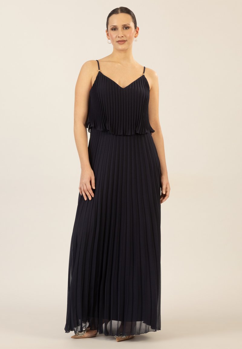 Marineblaues Maxikleid mit Falten, spaghettiartigen Trägern, geschichteter Oberseite und einem fließenden Rock; leichtes Material mit glatter Textur.