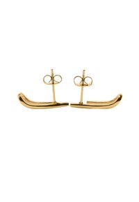 Złote metalowe kolczyki w kształcie małych łodzi, z gładkim, zakrzywionym wzorem i akcentem w postaci muszki na zapięciu.