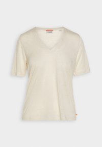 Lys beige V-hals t-shirt med korte ærmer, lavet af blødt materiale. Har en subtil tekstur og en lille orange label detalje på siden.